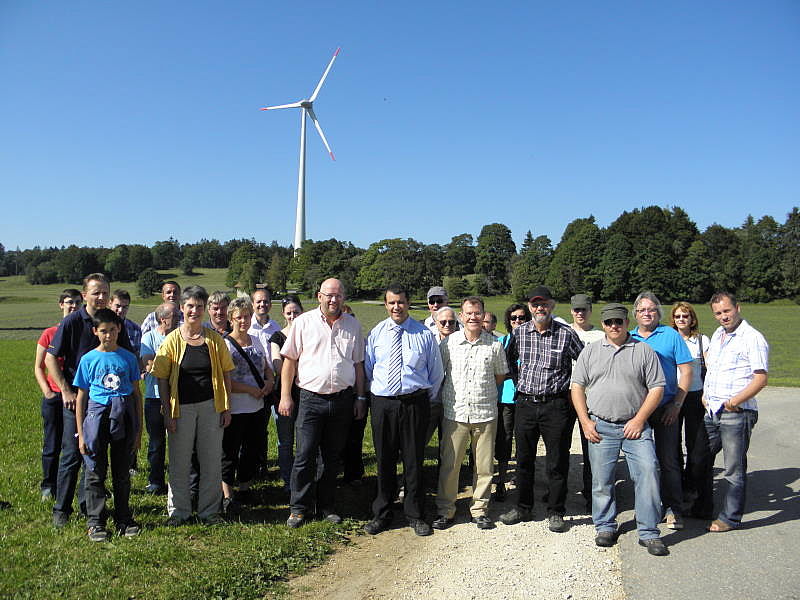 Behörden besichtigen zwei Windparks